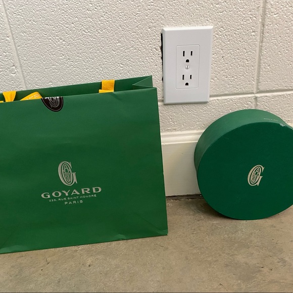 Collection of EMPTY boxes, bags, and ribbons from luxury designers. - Picture 9 of 10